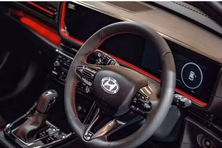 Hyundai Creta 2025 bản N Line sẽ có một số khác biệt ở ngoại thất như: logo N Line, lưới tản nhiệt, cản trước/cản sau, vành la-zăng và 2 đầu ống xả. Trong khi đó khoang cabin sẽ có vô-lăng đặc trưng của dòng N-Line.