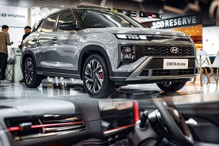 Về trang bị an toàn, xe sở hữu các tính năng hỗ trợ lái như: Cảm biến hỗ trợ đỗ xe trước/sau, cảnh báo áp suất lốp, phanh khẩn cấp tự động, hỗ trợ giữ làn đường, hỗ trợ đưa xe vào giữa làn đường, hệ thống kiểm soát hành trình thích ứng, cảnh báo điểm mù.