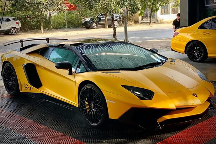 Tiếp đến là việc siêu xe mui trần Lamborghini Aventador SV Roadster được trang bị thêm 1 tấm kính nhỏ ngay sau ghế ngồi.