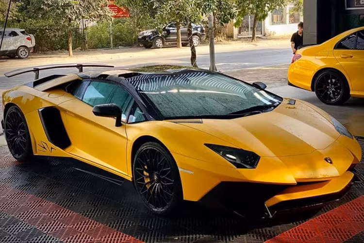 Tiếp đến là việc siêu xe mui trần Lamborghini Aventador SV Roadster được trang bị thêm 1 tấm kính nhỏ ngay sau ghế ngồi.
