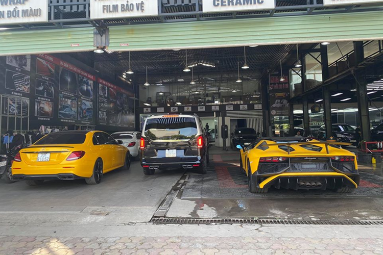 Lamborghini Aventador LP750-4 SV Roadster màu vàng nhám sử dụng khối động cơ V12, hút khí tự nhiên, dung tích 6.5 lít, sản sinh công suất tối đa 740 mã lực và mô-men xoắn cực đại 690 Nm.