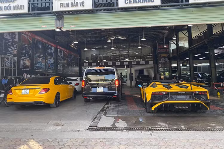 Lamborghini Aventador LP750-4 SV Roadster màu vàng nhám sử dụng khối động cơ V12, hút khí tự nhiên, dung tích 6.5 lít, sản sinh công suất tối đa 740 mã lực và mô-men xoắn cực đại 690 Nm.