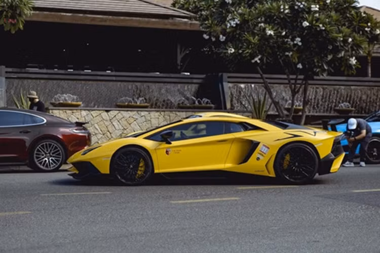Siêu xe mui trần hàng hiếm Lamborghini Aventador SV Roadster có thể tăng tốc từ vị trí xuất phát lên 100 km/h chỉ trong thời gian 2,9 giây, vận tốc tối đa 350 km/h. Khi mới về Việt Nam từng được đại lý tư nhân rao bán với mức 39 tỷ đồng khiến không ít giới chơi xe choáng váng.
