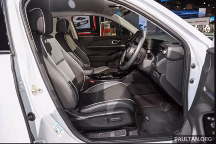 Tuy nhiên, xe hỗ trợ sạc AC 11 kW, mất khoảng 6 giờ để sạc đầy, phù hợp với nhu cầu sạc qua đêm tại nhà.