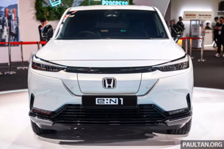 Bên trong khoang lái, mẫu SUV điện Honda e:N1 nổi bật với màn hình giải trí cảm ứng dạng dọc 15,1 inch tích hợp điều khiển điều hòa, cùng bảng đồng hồ kỹ thuật số 10,25 inch và cần số dạng nút bấm. Ghế xe được bọc da cao cấp kết hợp da tổng hợp với viền trắng và chỉ khâu màu xanh nổi bật.