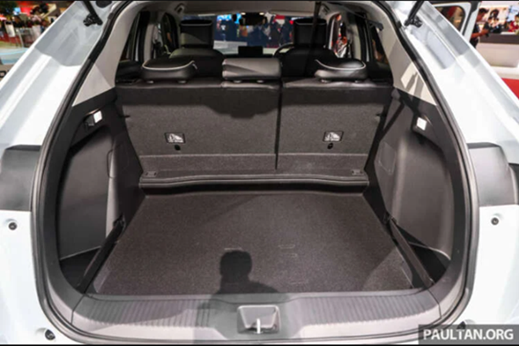 Cảnh báo phương tiện cắt ngang phía sau (CTM), camera lùi 3 cấp độ, cảm biến khoảng cách 8 điểm (4 trước, 4 sau), phanh khẩn cấp với hỗ trợ phanh (CMBS), điều chỉnh đèn pha tự động, kiểm soát hành trình thích ứng (ACC)...