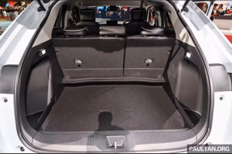 Cảnh báo phương tiện cắt ngang phía sau (CTM), camera lùi 3 cấp độ, cảm biến khoảng cách 8 điểm (4 trước, 4 sau), phanh khẩn cấp với hỗ trợ phanh (CMBS), điều chỉnh đèn pha tự động, kiểm soát hành trình thích ứng (ACC)...