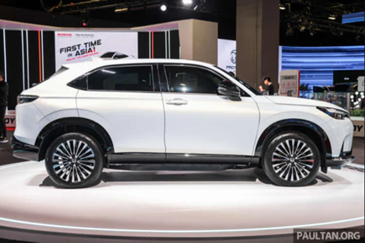 Ghế lái chỉnh điện 8 hướng, trong khi hàng ghế sau có thể gập 60:40, tăng không gian chứa đồ khi cần thiết. Honda e:N1 được phát triển dựa trên nền tảng e:N Architecture F, sử dụng khung gầm tương tự Honda HR-V nhưng mang thiết kế hiện đại và đặc trưng của một mẫu xe điện.