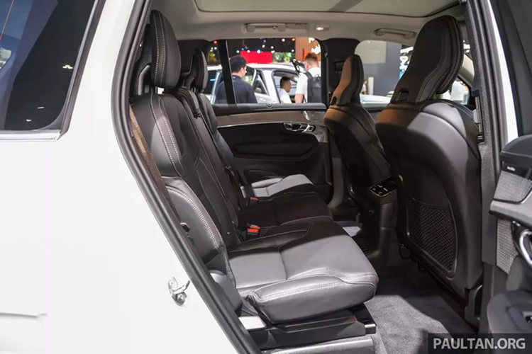 Mâm hợp kim 20 inch 5 chấu kép, cửa cốp đóng/mở điện rảnh tay, nội thất bọc da Nappa/ốp gỗ tro xám, cần số pha lê Orrefors, ghế chỉnh điện/sưởi/làm mát, ghế lái nhớ vị trí, cửa sổ trời toàn cảnh, điều hòa tự động 4 vùng với cửa gió dành cho hàng ghế thứ 3