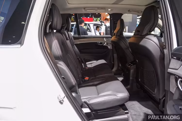 Mâm hợp kim 20 inch 5 chấu kép, cửa cốp đóng/mở điện rảnh tay, nội thất bọc da Nappa/ốp gỗ tro xám, cần số pha lê Orrefors, ghế chỉnh điện/sưởi/làm mát, ghế lái nhớ vị trí, cửa sổ trời toàn cảnh, điều hòa tự động 4 vùng với cửa gió dành cho hàng ghế thứ 3