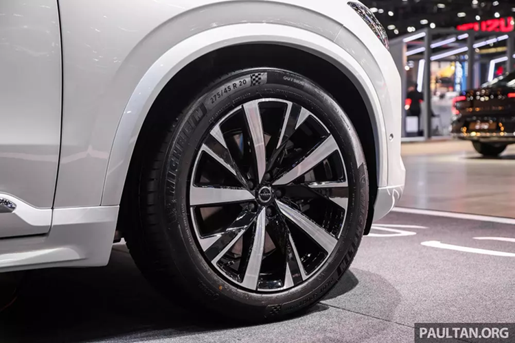 Trong khi đó, cản trước được làm lại với hốc hút gió trung tâm lớn hơn và khe gió nhỏ hơn ở hai góc, mang đến vẻ ngoài hiện đại hơn. Riêng đèn giữ nguyên thiết kế nhưng tối màu hơn, tạo cảm giác tinh tế.