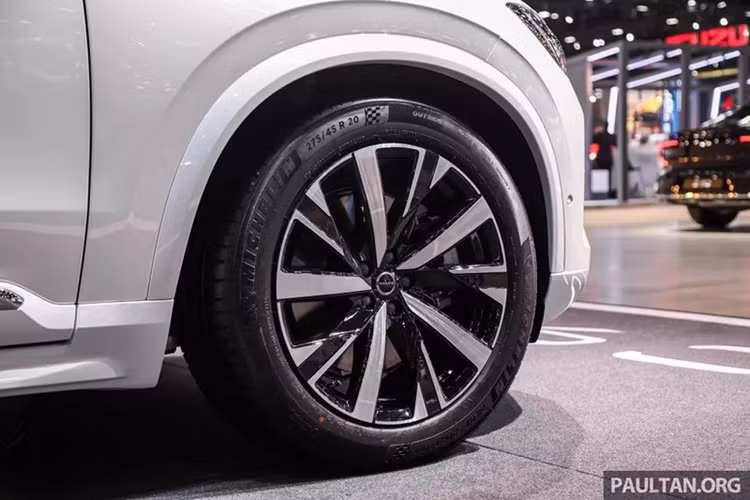 Trong khi đó, cản trước được làm lại với hốc hút gió trung tâm lớn hơn và khe gió nhỏ hơn ở hai góc, mang đến vẻ ngoài hiện đại hơn. Riêng đèn giữ nguyên thiết kế nhưng tối màu hơn, tạo cảm giác tinh tế.