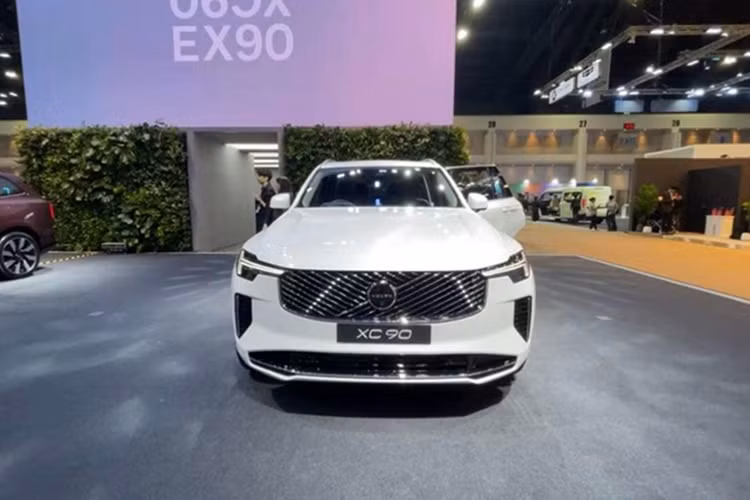 Dù chỉ là phiên bản nâng cấp của thế hệ thứ hai ra mắt từ năm 2014 nhưng mẫu xe SUV Volvo XC90 2025 đã được thay đổi thiết kế khá đáng kể, đặc biệt ở phần đầu xe. Xe được trang bị lưới tản nhiệt mới với logo Iron Mark kèm thanh crôm chéo giờ đây có họa tiết đan xen tương tự một số mẫu ô tô BMW mới.