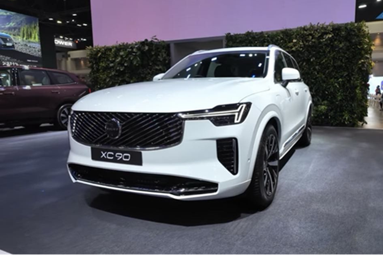 Bên trong, nội thất của Volvo XC90 2025 có nhiều cải tiến nhỏ để tăng tính tiện dụng, ví dụ như thêm hộc đựng cốc thứ ba trên cụm điều khiển trung tâm. Tiếp đến là sạc điện thoại không dây Qi được dời lên phía trước để thuận tiện hơn cho người lái. Trong khi đó, chất liệu ốp nội thất được làm từ vật liệu tái chế thân thiện với môi trường.