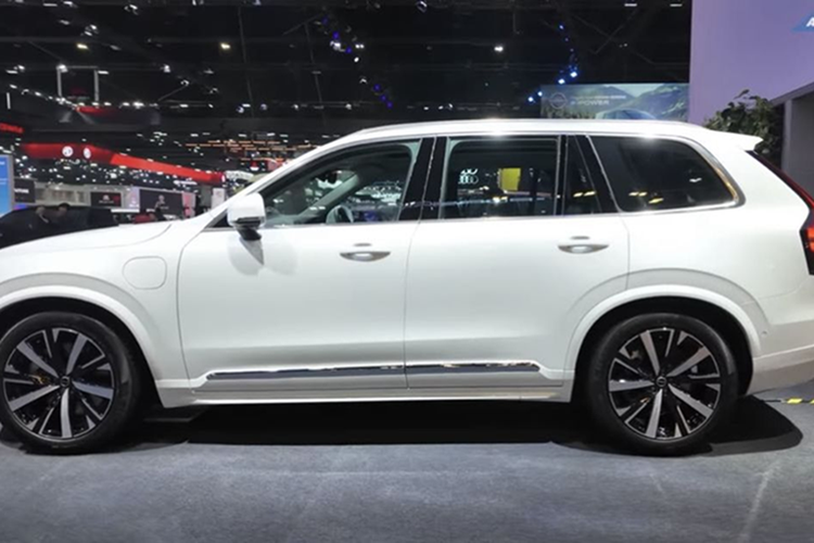 Không hổ danh là một mẫu xe Volvo, XC90 2025 cũng có gói an toàn toàn diện, gồm 8 túi khí (có cả túi khí đầu gối người lái và túi khí trung tâm), hệ thống hỗ trợ phanh khẩn cấp tự động, hỗ trợ giữ làn đường, hệ thống kiểm soát hành trình thích ứng với tính năng dừng/khởi động, cảnh báo điểm mù với tính năng tránh va chạm, cảnh báo phương tiện cắt ngang phía sau với phanh tự động, hỗ trợ đỗ xe, đèn pha thích ứng,...