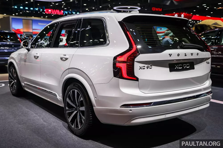 Nằm bên dưới nắp ca-pô của Volvo XC90 2025 là hệ truyền động hybrid sạc điện (PHEV) với động cơ xăng 4 xi-lanh, tăng áp, dung tích 2.0L, kết hợp với mô-tơ điện mạnh 145 mã lực/309 Nm và hộp số tự động 8 cấp.