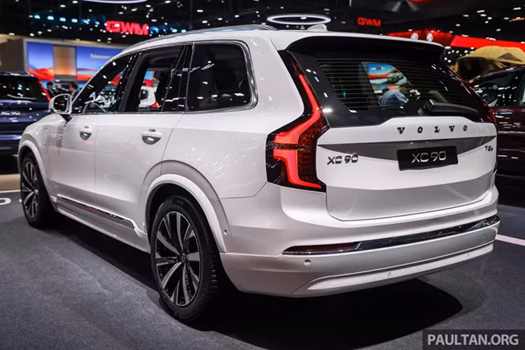 Nằm bên dưới nắp ca-pô của Volvo XC90 2025 là hệ truyền động hybrid sạc điện (PHEV) với động cơ xăng 4 xi-lanh, tăng áp, dung tích 2.0L, kết hợp với mô-tơ điện mạnh 145 mã lực/309 Nm và hộp số tự động 8 cấp.