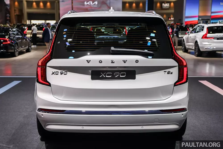 nhiên, động cơ xăng đã được tinh chỉnh, giờ đây cho công suất tối đa 310 mã lực tại tua máy 6.000 vòng/phút và mô-men xoắn cực đại 400 Nm tại dải tua máy 3.000 - 4.800 vòng/phút. Tổng công suất của hệ thống động cơ trên giảm nhẹ xuống còn 455 mã lực nhưng vẫn giúp mẫu SUV nặng 2,3 tấn này tăng tốc từ 0-100 km/h chỉ trong 5,4 giây.