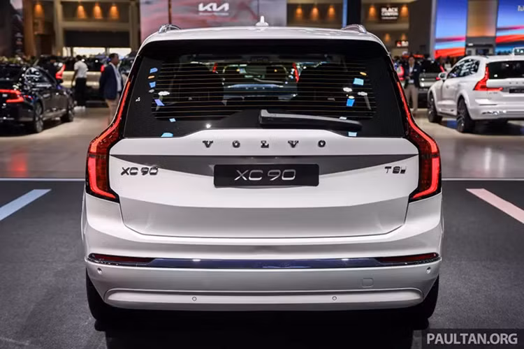 nhiên, động cơ xăng đã được tinh chỉnh, giờ đây cho công suất tối đa 310 mã lực tại tua máy 6.000 vòng/phút và mô-men xoắn cực đại 400 Nm tại dải tua máy 3.000 - 4.800 vòng/phút. Tổng công suất của hệ thống động cơ trên giảm nhẹ xuống còn 455 mã lực nhưng vẫn giúp mẫu SUV nặng 2,3 tấn này tăng tốc từ 0-100 km/h chỉ trong 5,4 giây.