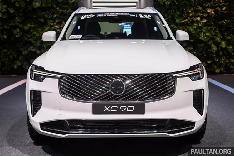 Tại Thái Lan, mức giá xe Volvo XC90 2025 chỉ có 1 phiên bản duy nhất được phân phối là T8 AWD Ultra lên đến 4,69 triệu Baht (tương đương 3,53 tỷ đồng). Nhiều khả năng xe sẽ được nhập khẩu nguyên chiếc từ Malaysia nơi hãng Volvo đặt nhà máy ở Shah Alam. 