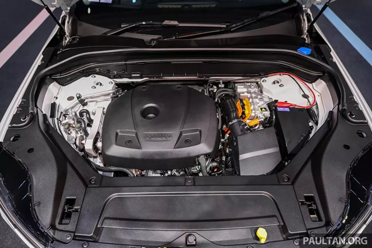 Màn hình hiển thị thông tin kính lái (HUD), bảng đồng hồ kỹ thuật số 12,3 inch, hỗ trợ kết nối Apple CarPlay/Android Auto, hệ thống âm thanh Bowers &amp; Wilkins 19 loa, công suất 1.410 W, sạc không dây Qi vẫn có mặt và hệ thống treo khí nén thích ứng.