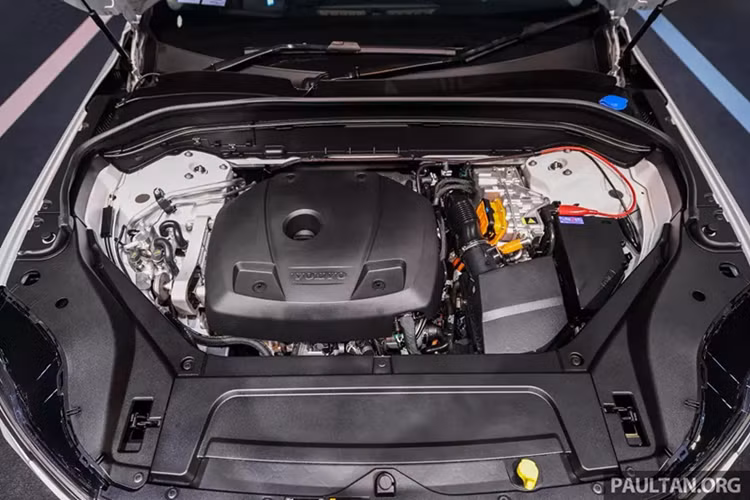 Màn hình hiển thị thông tin kính lái (HUD), bảng đồng hồ kỹ thuật số 12,3 inch, hỗ trợ kết nối Apple CarPlay/Android Auto, hệ thống âm thanh Bowers &amp; Wilkins 19 loa, công suất 1.410 W, sạc không dây Qi vẫn có mặt và hệ thống treo khí nén thích ứng.