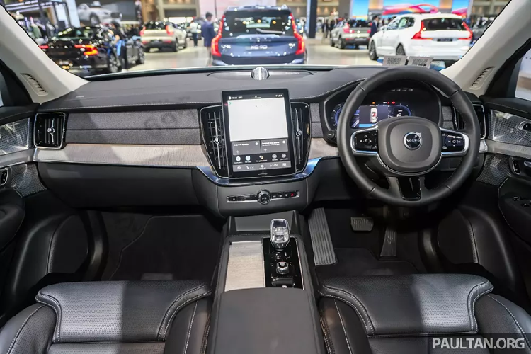 Màn hình này có ứng dụng Google Maps làm trung tâm, thanh điều khiển nhạc và điện thoại cố định bên dưới. Thêm vào đó là các nút tắt giúp truy cập nhanh hệ thống lái của xe. Tại thị trường Thái Lan, mẫu SUV hạng sang này sở hữu trang bị tiêu chuẩn khá đầy đủ với đèn pha LED ma trận