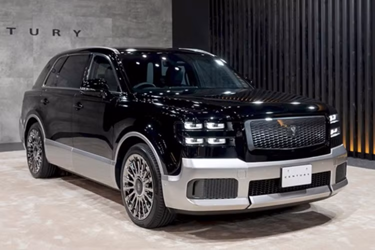 Kể từ khi ra mắt, Toyota Century hạng sang đã duy trì vị thế hàng đầu của mình khi thường được những khách VIP như: doanh nhân, các nhà lãnh đạo Chính phủ, Thủ tướng và Hoàng gia Nhật Bản sử dụng. Toyota Century thậm chí còn được đánh giá là cao cấp và sang trọng hơn cả Lexus LS hay Mercedes-Benz S-Class.