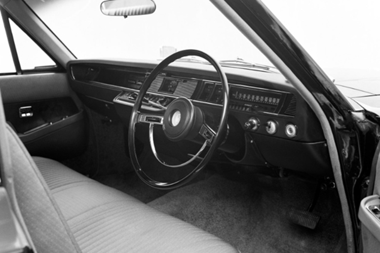 Thế hệ thứ hai của Toyota Century được trình làng vào năm 1997. Dù không thay đổi quá nhiều về thiết kế nhưng động cơ của Toyota Century thế hệ thứ hai đã được cải tiến thành động cơ V12 5.0L.