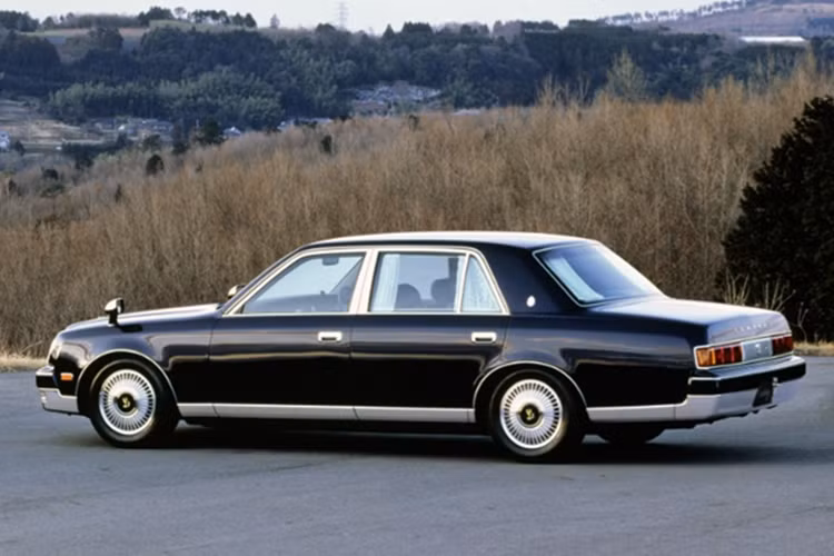 Ở thời điểm đó, xe được trang bị động cơ V8 3.0L. Đến năm 1973, xe có thêm động cơ V8 3.4L. Năm 1982, xe tiếp tục được bổ sung động cơ và V8 4.0L. Ngoài thay đổi về động cơ và một số tính năng, hầu như thiết kế của xe vẫn được giữ nguyên trong suốt 30 năm ra mắt.