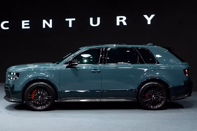 Quy trình chế tạo ra một chiếc xe Toyota Century phải trải qua 5 bước: dập, thân xe, sơn, lắp ráp và kiểm tra. Mỗi bước đều sẽ được giám sát bởi nhiều người. Những người thợ làm việc trong dây chuyền sản xuất Century cũng đều được các lãnh đạo cấp cao của Toyota lựa chọn nghiêm ngặt.