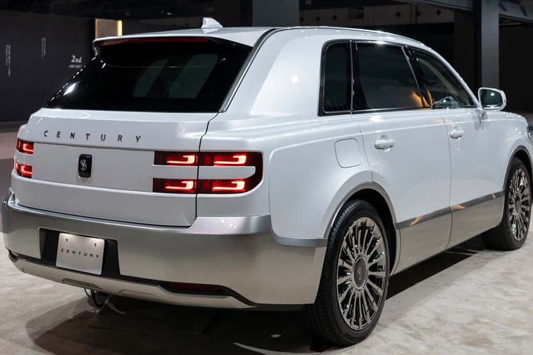 Mức giá xe SUV Toyota Century bán ra khởi điểm từ 19,6 triệu Yên (khoảng 3,35 tỷ đồng) và đắt nhất lên tới 60 triệu Yên (tương đương 10,26 tỷ đồng). Hiện tại, xe chỉ được bán duy nhất tại thị trường Nhật Bản.