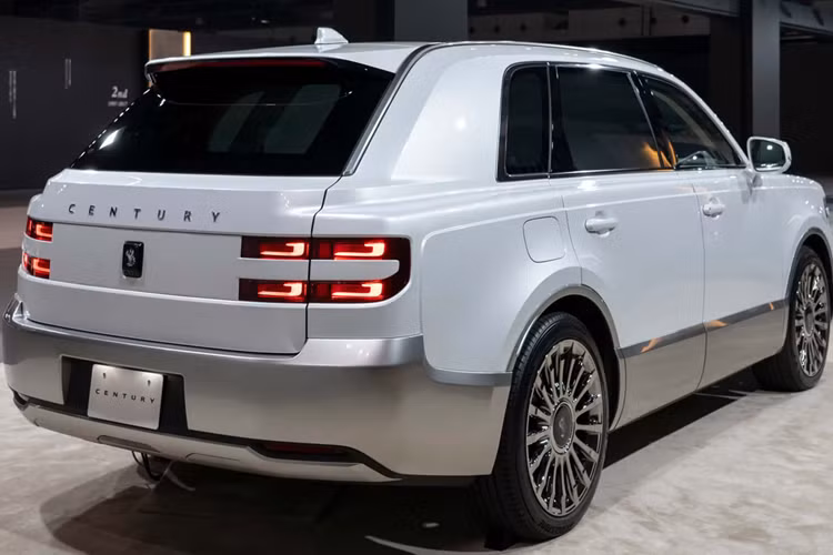 Mức giá xe SUV Toyota Century bán ra khởi điểm từ 19,6 triệu Yên (khoảng 3,35 tỷ đồng) và đắt nhất lên tới 60 triệu Yên (tương đương 10,26 tỷ đồng). Hiện tại, xe chỉ được bán duy nhất tại thị trường Nhật Bản.