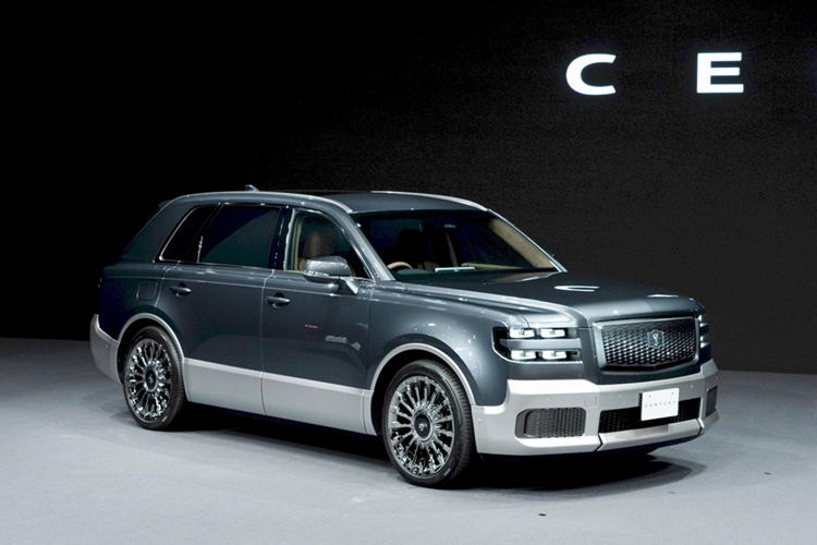 Cũng giống ngoại thất, nội thất của Century cũng được chế tạo tỉ mỉ. Các vật liệu chế tác đều được chọn lọc. Chẳng hạn như, ghế xe được làm từ vải len, bậc lên xuống xe được ốp trang trí bằng đá granit.