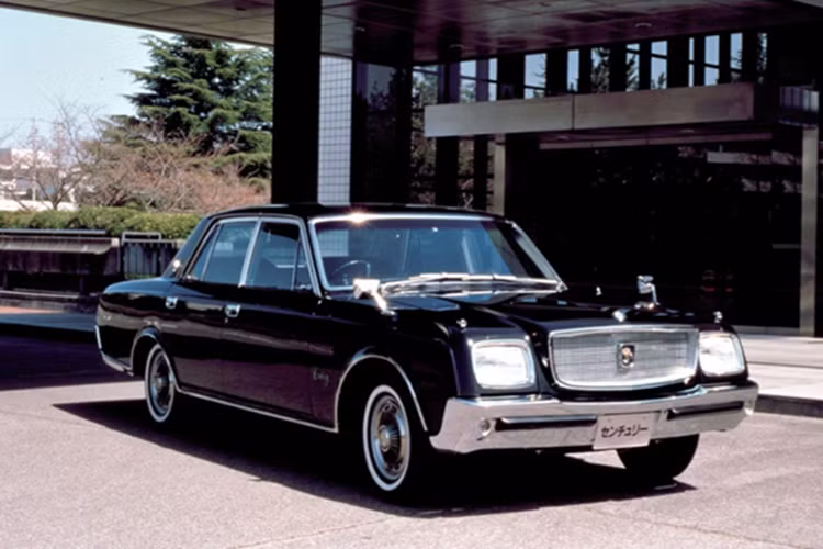 Toyota Century ra mắt thị trường Nhật Bản vào năm 1967. Đây cũng là năm kỷ niệm 100 năm ngày sinh của Sakichi Toyoda (14/2/1867), người sáng lập ra Toyota Industries. Theo đó, Toyota Century thế hệ đầu tiên được phát triển dựa trên mẫu Crown Eight 1964.
