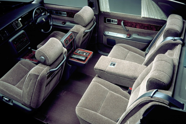 Trước đó, Century chỉ được sản xuất phục vụ riêng cho thị trường Nhật Bản nhưng đến thế hệ thứ hai, xe đã được xuất khẩu và bán chính thức tại Châu Âu và Châu Á (chủ yếu là Trung Quốc và Trung Đông). Năm 2017, Toyota Century thế hệ thứ ba trình làng lại triển lãm Tokyo Motor Show.