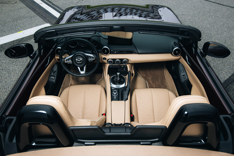 Các trang bị tiện nghi như ghế sưởi, hệ thống âm thanh Bose, hệ thống thông tin giải trí màn hình 8.8 inch với GPSv (kết nối Android Auto và Apple CarPlay), điều hòa khí hậu tự động, gương chiếu hậu từ động...