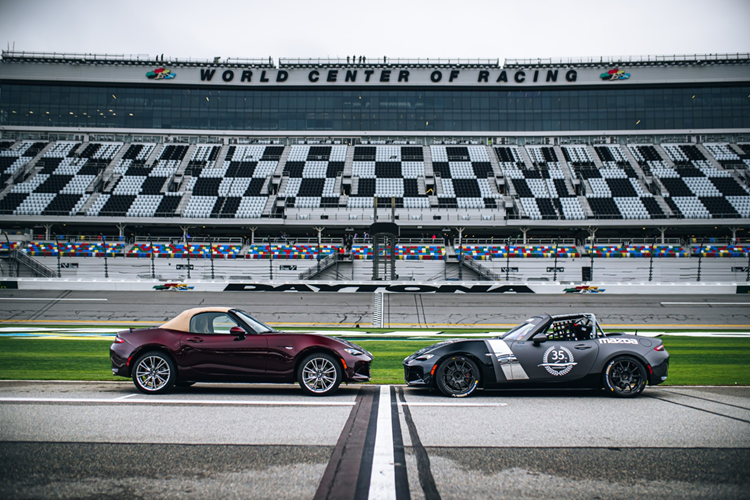  Mazda MX-5 Miata 35th Anniversary 2025 dựa trên phiên bản cao cấp nhất Grand Touring, mang đến trải nghiệm lái xe mui trần thú vị. Bắt đầu từ bên ngoài, chiếc roadster có màu ngoại thất Đỏ - Artisan Red Metallic và mui mềm màu be.