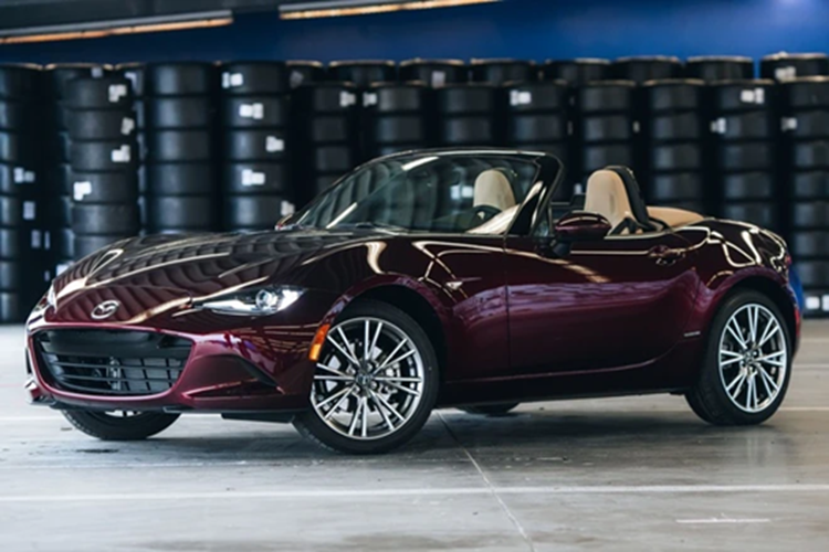 Mức giá xe Mazda MX-5 Miata 35th Anniversary 2025 khởi điểm từ 36,250 USD (tương đương 909 triệu đồng) vừ giới hạn chỉ đúng 30 chiếc. Trong khi đó phiên bản MX-5 Miata Grand Touring số sàn có giá từ 34,630 USD (tương đương 868 triệu đồng).
