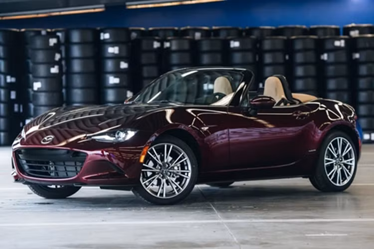 Mức giá xe Mazda MX-5 Miata 35th Anniversary 2025 khởi điểm từ 36,250 USD (tương đương 909 triệu đồng) vừ giới hạn chỉ đúng 30 chiếc. Trong khi đó phiên bản MX-5 Miata Grand Touring số sàn có giá từ 34,630 USD (tương đương 868 triệu đồng).