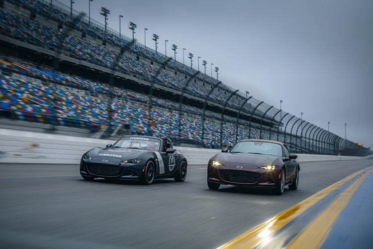 Người mua cũng sẽ thấy các điểm nhấn màu ĐỏN- Artisan Red Metallic và vô lăng bọc da với đường chỉ màu nâu nổi bật; thảm trải sàn màu nâu và vỏ chìa khóa bọc da Nappa.