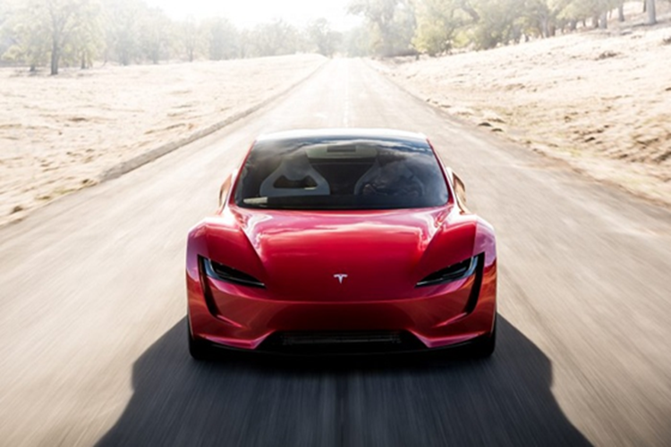 Trước đây, Tesla từng ước tính Roadster sẽ có giá từ 200.000 - 250.000 USD (5,11 - 6,39 tỷ đồng). Tuy nhiên, con số này đã bị gỡ khỏi trang web của hãng, làm dấy lên lo ngại rằng giá bán chính thức có thể cao hơn nhiều do chi phí phát triển bị đội lên sau nhiều năm trì hoãn.