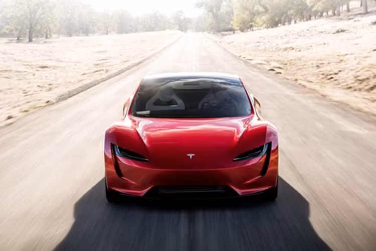 Trước đây, Tesla từng ước tính Roadster sẽ có giá từ 200.000 - 250.000 USD (5,11 - 6,39 tỷ đồng). Tuy nhiên, con số này đã bị gỡ khỏi trang web của hãng, làm dấy lên lo ngại rằng giá bán chính thức có thể cao hơn nhiều do chi phí phát triển bị đội lên sau nhiều năm trì hoãn.