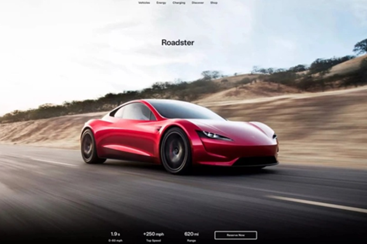 Người dùng khi truy cập vào trang chủ của Tesla sẽ thấy tùy chọn đặt hàng Tesla Roadster đời mới vẫn còn nguyên vẹn. Để giữ suất mua xe, khách hàng phải đặt cọc 5.000 USD (127,94 triệu đồng) ban đầu, sau đó chuyển thêm 45.000 USD (1,15 tỷ đồng) trong vòng 10 ngày tiếp theo.