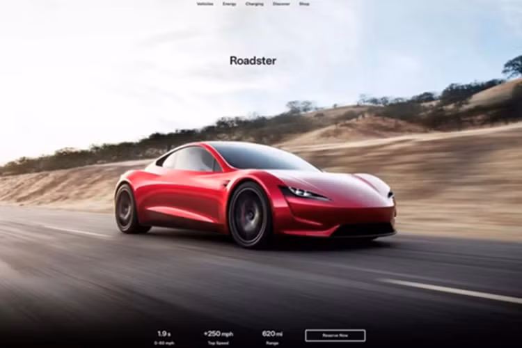 Người dùng khi truy cập vào trang chủ của Tesla sẽ thấy tùy chọn đặt hàng Tesla Roadster đời mới vẫn còn nguyên vẹn. Để giữ suất mua xe, khách hàng phải đặt cọc 5.000 USD (127,94 triệu đồng) ban đầu, sau đó chuyển thêm 45.000 USD (1,15 tỷ đồng) trong vòng 10 ngày tiếp theo.