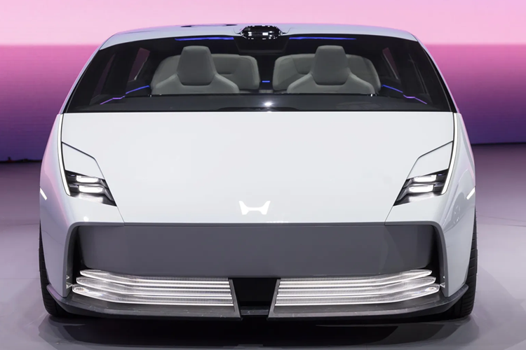 Xe được tích hợp công nghệ tự lái cấp độ 3, cho phép người dùng không cần tập trung lái trong một số tình huống. Hệ điều hành ASIMO – lấy cảm hứng từ robot nổi tiếng của Honda – sẽ đảm nhiệm vai trò trung tâm điều khiển.