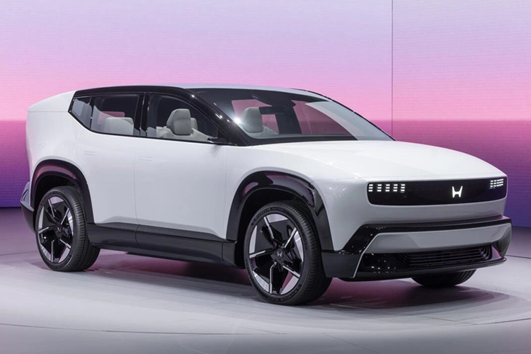 Honda 0 SUV Prototype sở hữu hệ thống cảm biến và camera hiện đại, giúp xe ghi nhớ thói quen người dùng và quan sát môi trường xung quanh. Đáng chú ý, Honda cho biết xe có thể nhận diện cảm xúc của người lái và đưa ra phản ứng phù hợp, tạo nên sự khác biệt. Mẫu xe này sẽ được sản xuất tại nhà máy EV Hub ở Ohio, Mỹ.