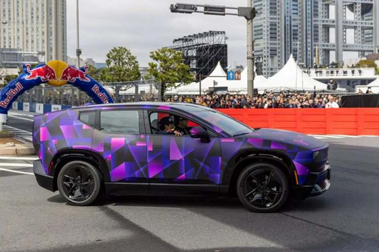 Với thiết kế độc đáo, chiếc Honda 0 SUV Prototype chạy điện này thu hút mọi ánh nhìn từ khán giả có mặt tại sự kiện. Cầm lại chiếc xe này là tay đua nổi tiếng Max Verstappen – người từng 4 lần liên tiếp vô địch giải F1, bên cạnh đồng đội Yuki Tsunoda ngồi ghế phụ.