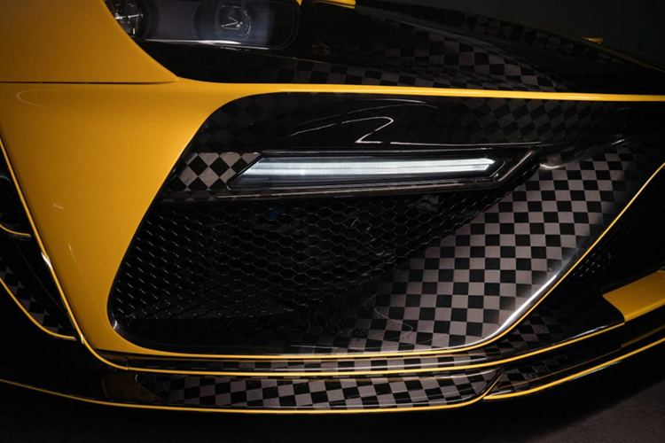 Trở lại với chiếc siêu xe Ford GT Le Mansory, điểm gây ấn tượng đầu tiên của thân xe là sợi carbon rộng hơn 5 cm cùng những thay đổi lớn về khí động học, khiến trái tim của mọi tín đồ đam mê xe thể thao đập nhanh hơn.