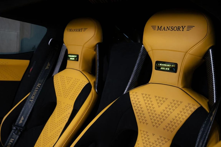 Phần đuôi của Ford GT Le Mansory được thay đổi thiết kế mang tạo cá tính mạnh mẽ và ngầu hơn. Cụm ống xả kép nguyên bản đã được nâng cấp sang dạng 3 ống xả cỡ lớn.